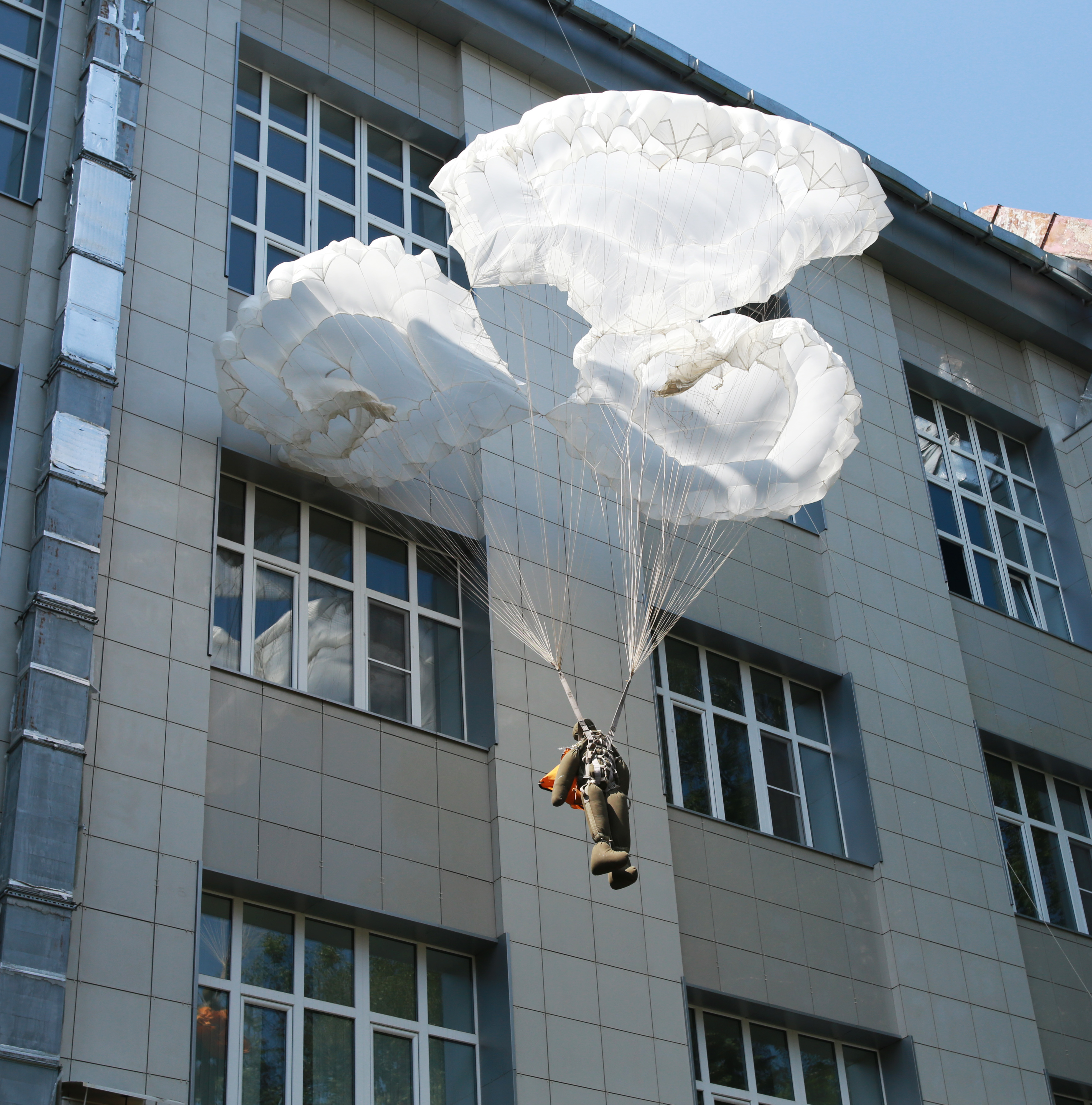 Технодинамика презентовала МЧС России парашютную систему «Шанс»